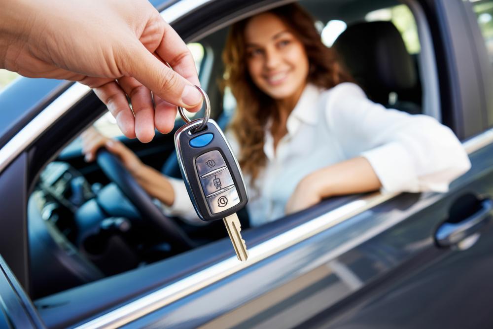 Przekazanie kluczyków po sprzedaży auta do skupu aut w Grudziądzu